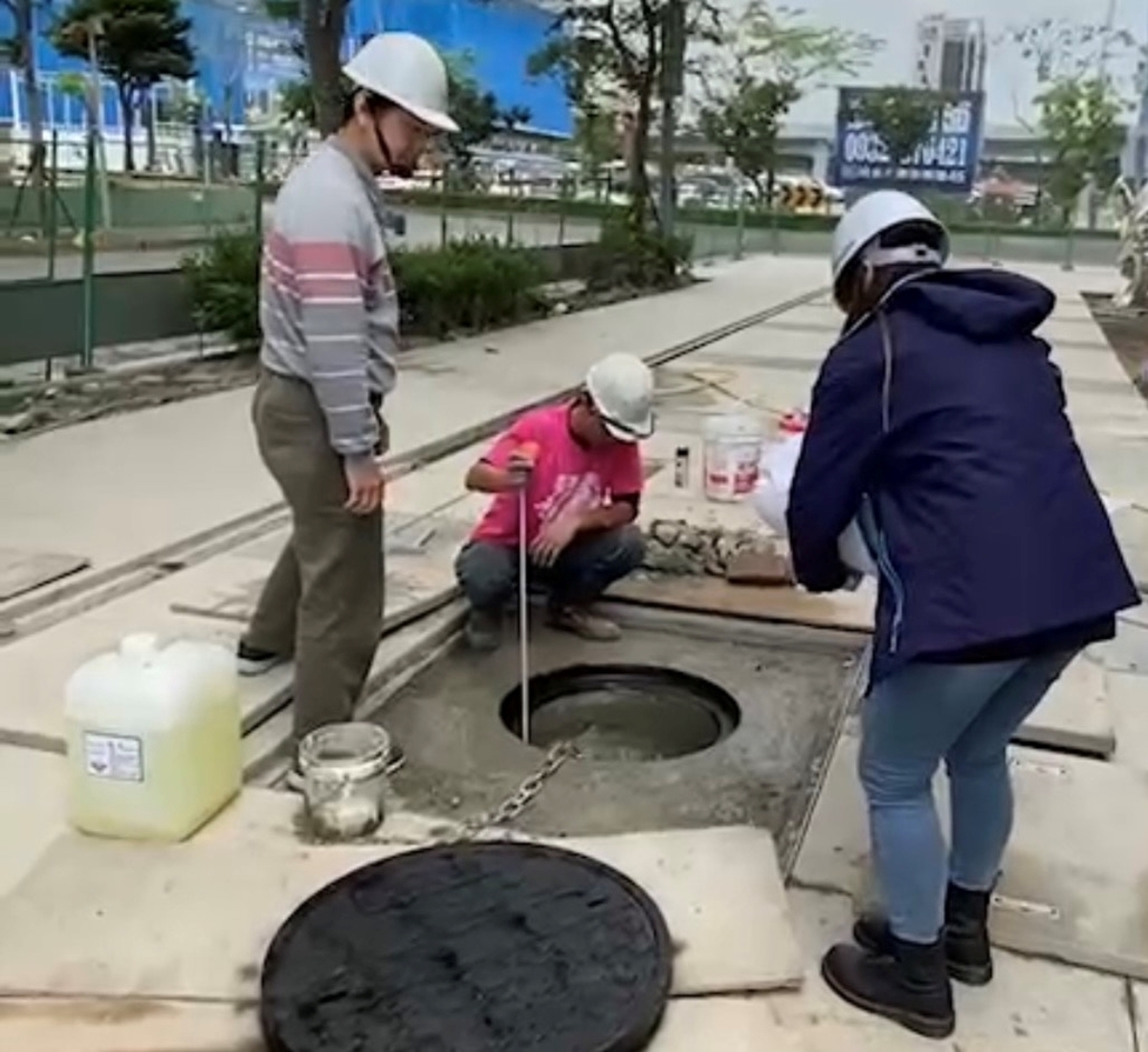 水利局同仁偕同簽證技師與廠商現場查驗量測。 圖：新北市水利局提供