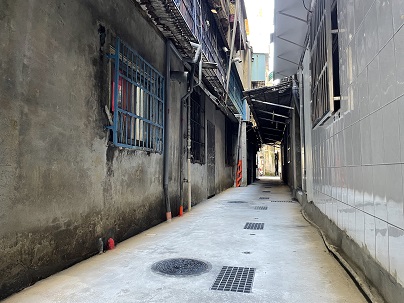 老舊房屋污水接管後，後巷空間變的明亮乾淨。 圖：新北市水利局提供
