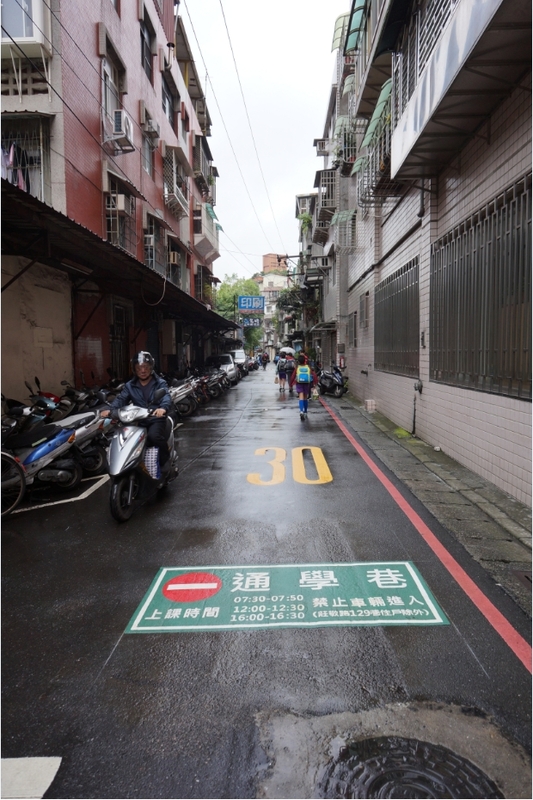 通學巷管制成型標線。 圖：新北市交通局提供