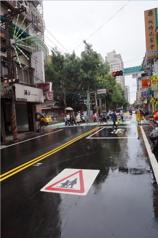 當心兒童成型標線。 圖：新北市交通局提供