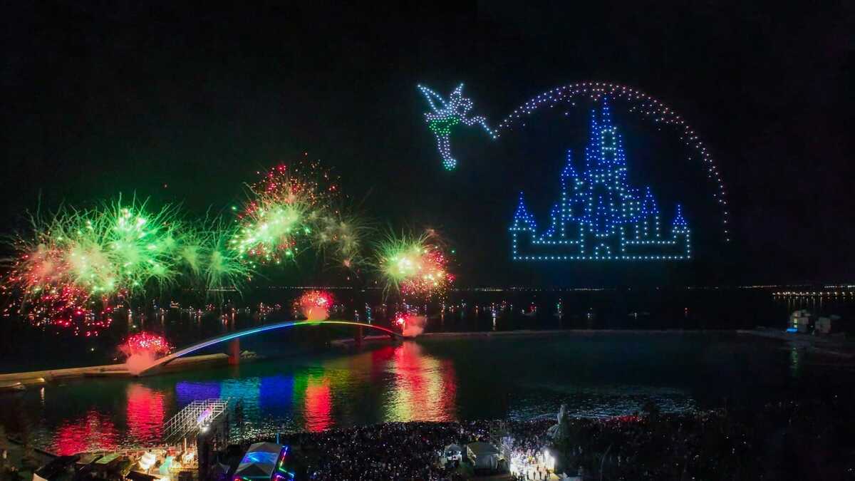 昨日以米妮為主角，無人機在天空排出迪士尼經典城堡，後續還有小朋友們最愛的奇妙仙子一同出現。 圖：翻攝自澎湖國際海上花火節臉書