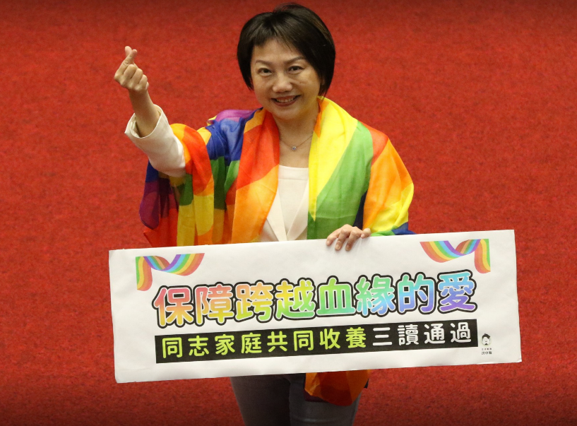 修法通過後，范雲也特別披上彩虹旗發言。 圖：范雲辦公室提供