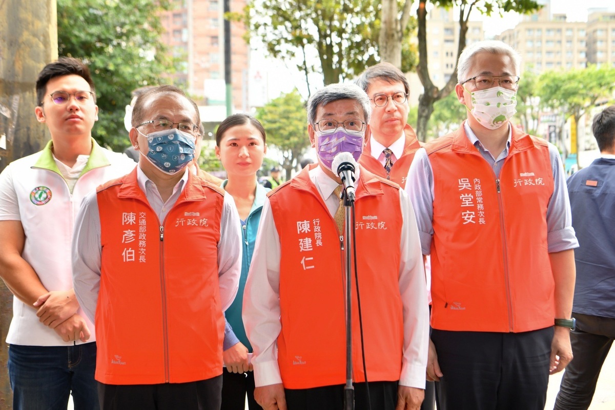 行政院長陳建仁今（16）天上午到桃園視察交通安全系列活動「桃園閃耀雙城飛翔-長庚新驛站」前受訪。 圖：行政院提供