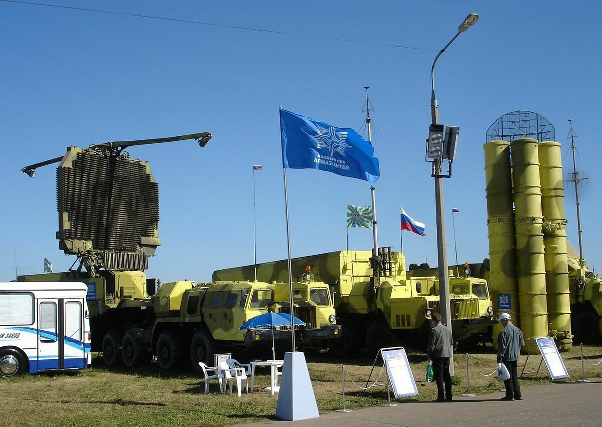 俄軍仍有大量 S-300 導彈庫存，這些導彈能夠造成相當大的破壞。圖為 S-300PMU-2 系統車輛。 圖：翻攝自維基百科