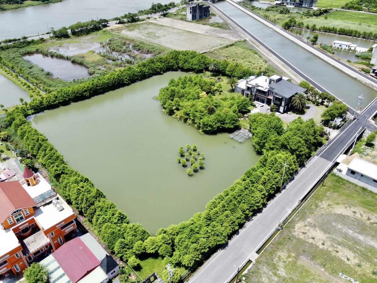 黃國昌表示，這塊於2020年購入登記於曾耀鋒妻子張淑芬名下的200坪豪宅，占地超過1600坪，背後還緊鄰五結大湖，景色優美，難怪被曾耀鋒與其女友張淑芬拿來作為攏絡政商權貴的工具。  圖：取自黃國昌臉書