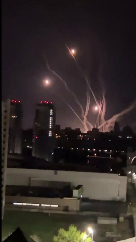 俄羅斯武裝部隊夜間襲擊基輔，波普科認為，此次攻擊行進複雜且密度高極高。 圖：翻攝自@sentdefender Twitter