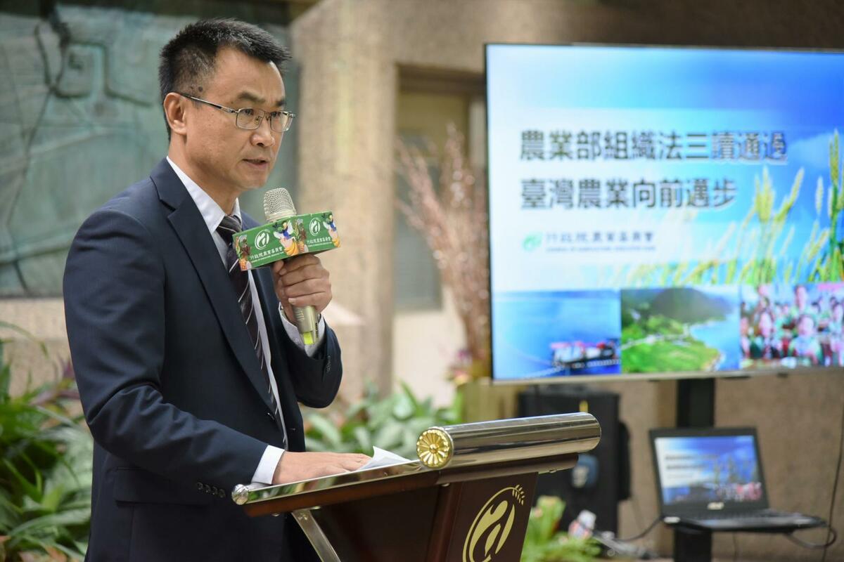 農委會主委陳吉仲今說明，力拼今年底以前讓農業部正式掛牌。 圖：農委會／提供