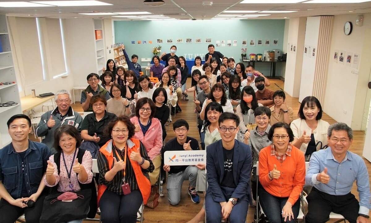 新北市國民教育輔導團日前訪「教育創新合作社」，未來將在「數位、跨域」的脈絡下持續精進，透過分區、到校輔導等方式，分享數位科技輔助教學的創新能力。 圖：新北市教育局提供