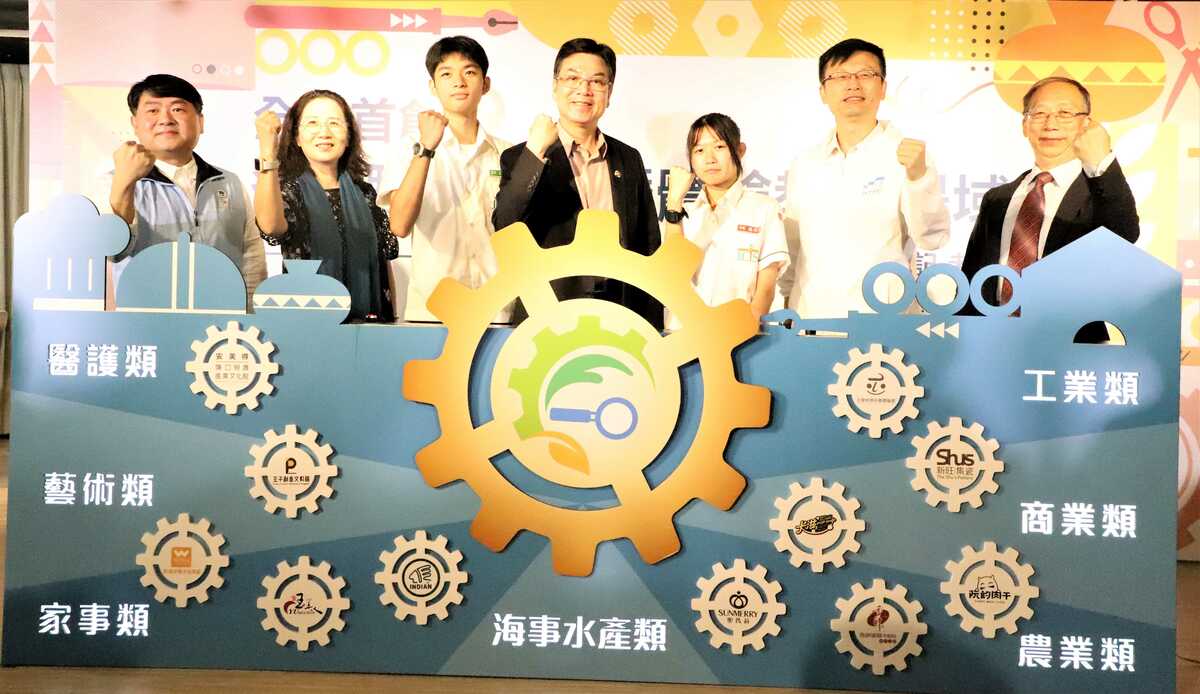 劉和然（中）參與啟動儀式後合影，教育局長張明文（右2）、經發局副局長黃碧玉（左2）。 圖：新北市教育局提供
