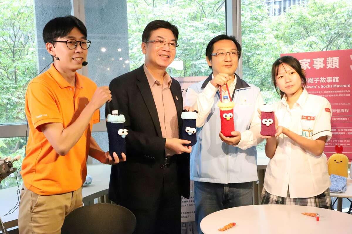劉和然（左2）體驗手搖絲襪機及隨行杯套製作後合影。 圖：新北市教育局提供
