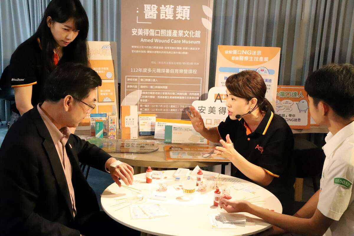 劉和然體驗傷口照護課程。 圖：新北市教育局提供
