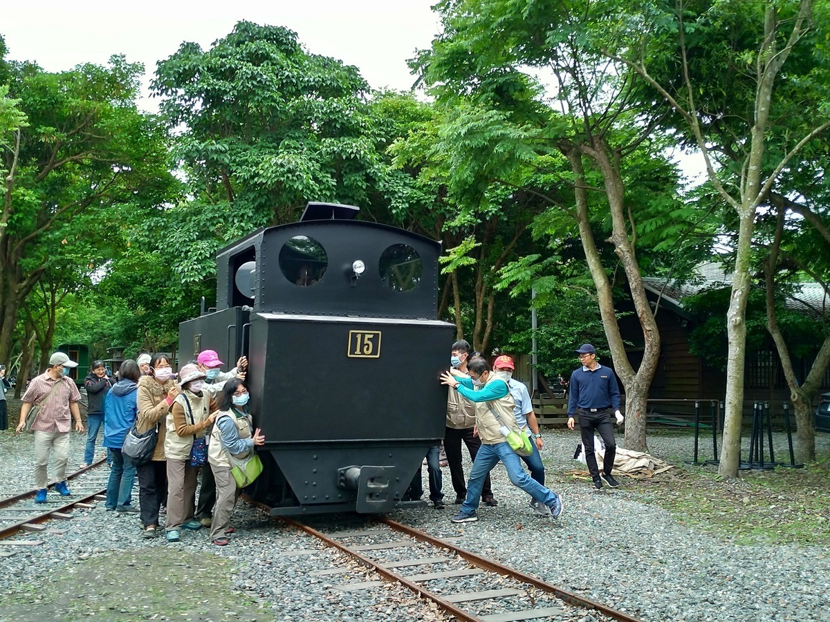 難得一見的15號蒸汽火車出動，並讓民眾體驗保養火車的過程。_ 圖：羅東林區管理處／提供