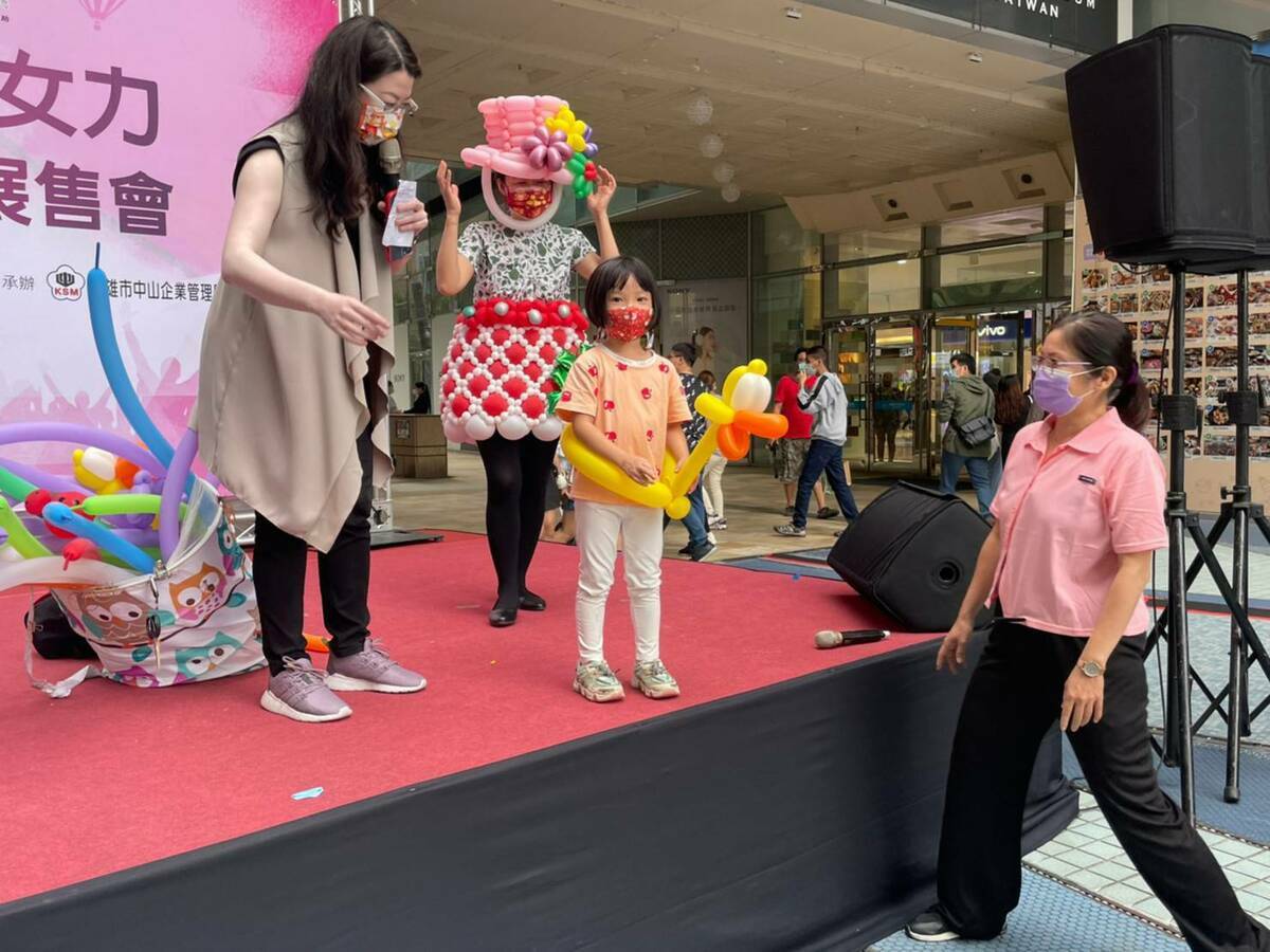 女力市集吸引親子同逛。 圖:孫家銘翻攝