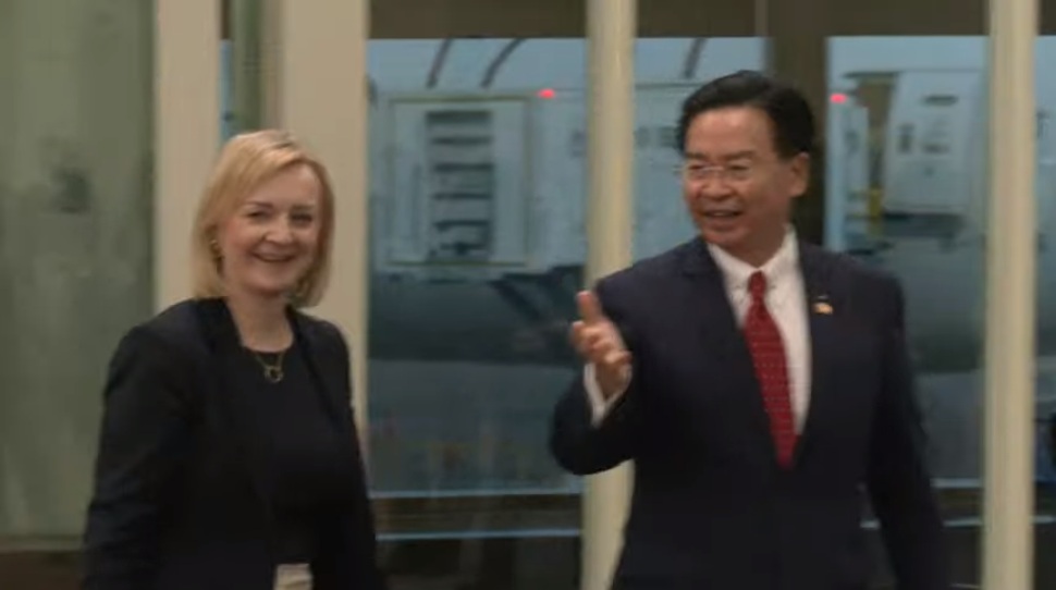 英國前首相特拉斯(Liz Truss)今天(16日)抵台，展開為期5天訪問，外交部長吳釗燮代表我國政府前往接機。 圖：截取外交部YouTube直播