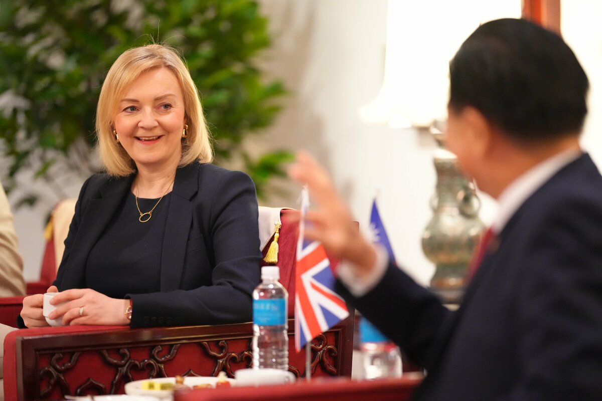 英國前首相特拉斯（左）16日傍晚抵台訪問，備受國際矚目，讓中國不開心。 圖：翻攝自外交部推特
