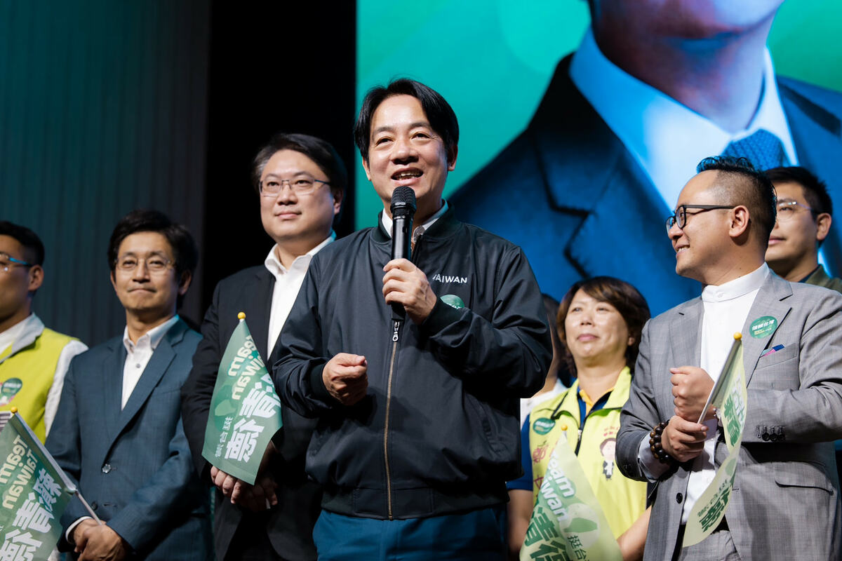 民進黨提名賴清德（中）角逐總統大位，雖然賴陣營很早就開始準備，不過被批評作戰太老派，根本是「用石頭跟氫彈對打」。 圖：翻攝自賴清德臉書