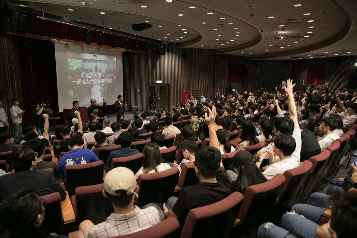 副總統兼民進黨主席賴清德16日晚間應邀出席政大學生會及學生議會主辦的「政治進入大學？！青年與主席有約」講座。 圖：民進黨提供