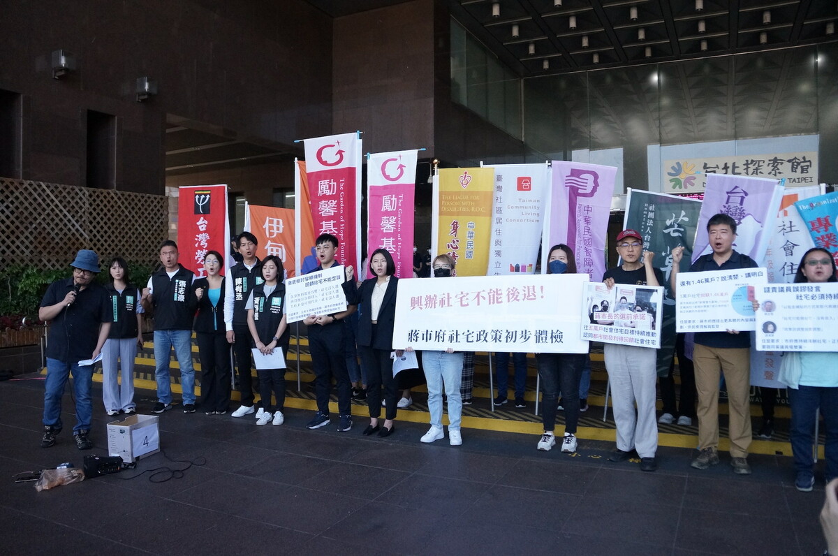 住盟上午於北市府前召開「蔣市府社宅政策初步體檢記者會」，民眾黨北市議員黃瀞瑩、陳宥丞、林珍羽及張志豪還有民進黨北市議員何孟樺皆出席。 圖：社會住宅推動聯盟 / 提供