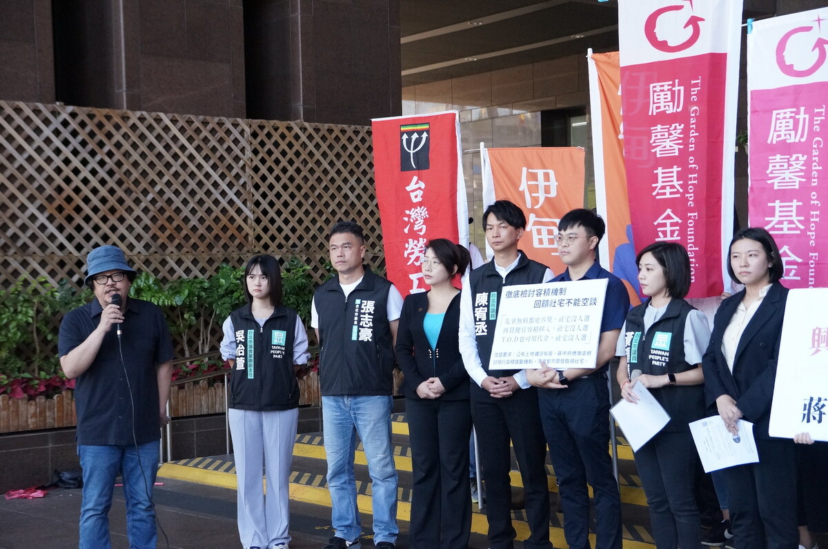 住盟上午於北市府前召開「蔣市府社宅政策初步體檢記者會」，民眾黨北市議員黃瀞瑩、陳宥丞、林珍羽及張志豪還有民進黨北市議員何孟樺皆出席。 圖：社會住宅推動聯盟 / 提供