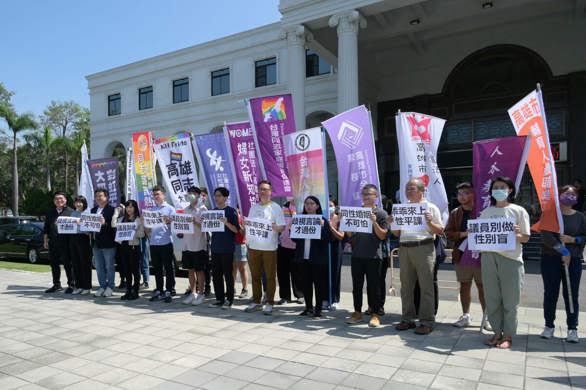 20餘個社團提出議會應成立性別平等委員會訴求。 圖：高雄市議會提供