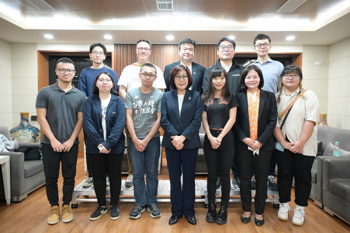 康裕成(前排中)接見社團代表。 圖：高雄市議會提供