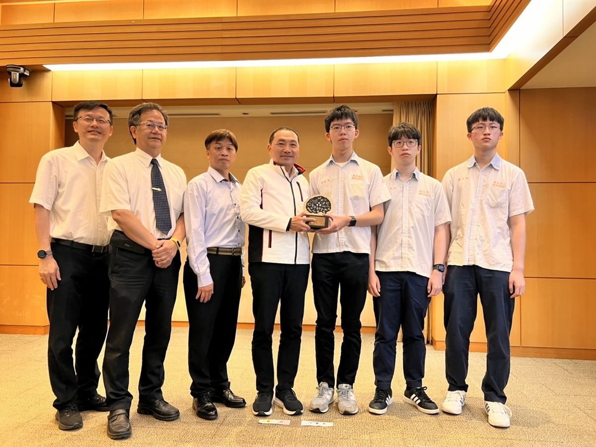 新北高工以「智慧人流偵測系統」，拿下電機與電子群第一名，於市政會議獻獎。 圖：新北市教育局提供