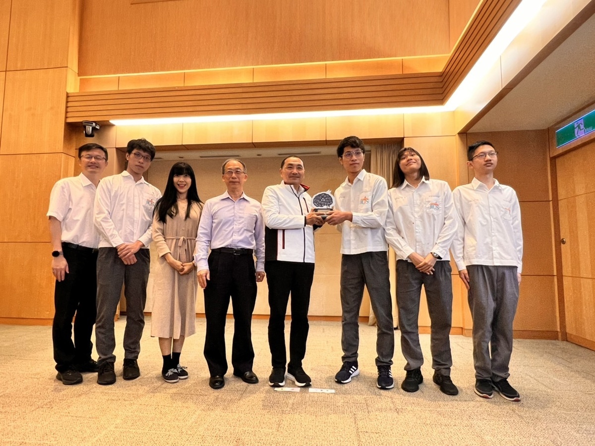 樟樹國際實中多媒體動畫科榮獲藝術群專題組第一名，於市政會議獻獎。 圖：新北市教育局提供