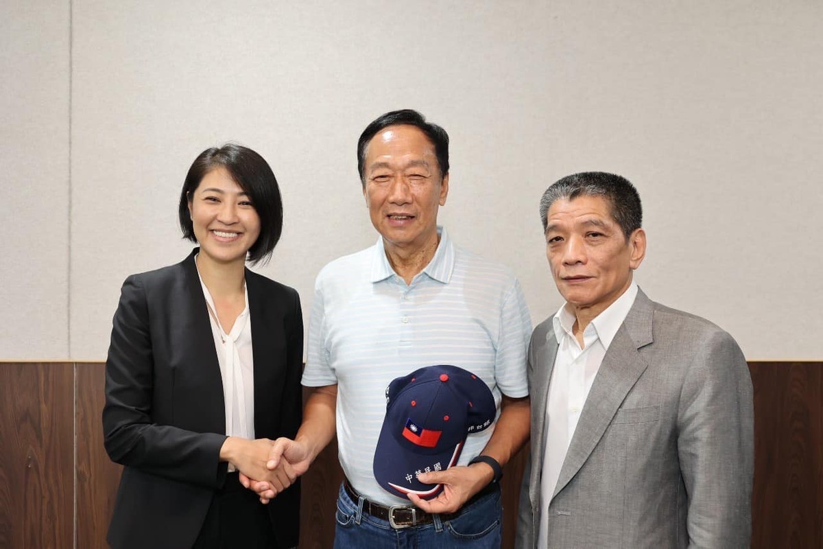 國民黨正式徵召新北市長侯友宜選總統，南投縣議長何勝豐（右）宣布退黨。 圖：取自郭台銘臉書（資料照）