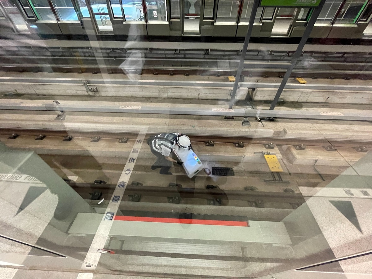 站務檢拾因地震掉落軌道之燈具。 中捷/提供
