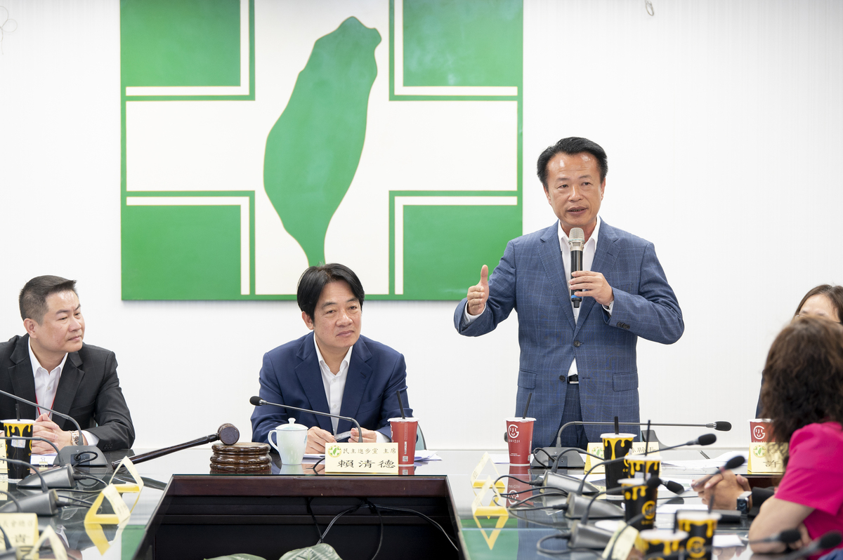 全國嘉義旅外同鄉會重要幹部17日群聚民進黨中央黨部表達挺賴清德態度 圖：民進黨提供