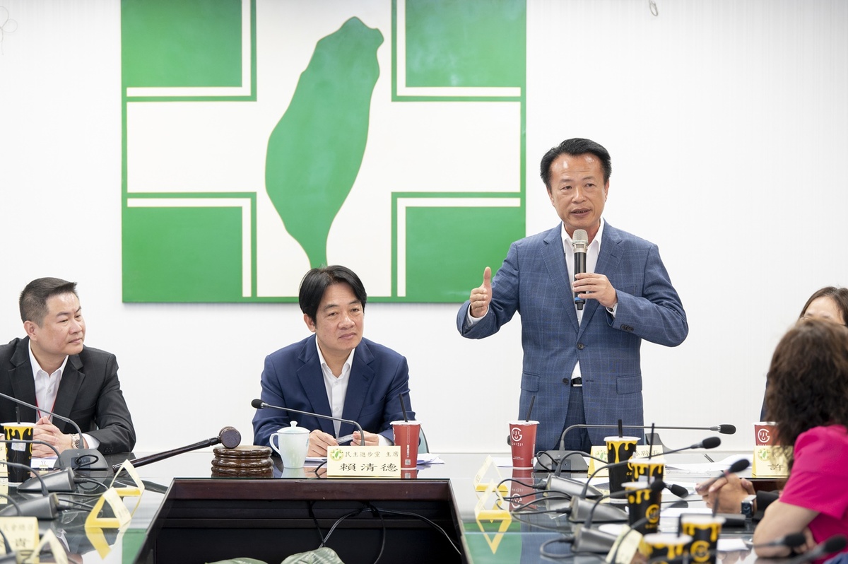 全國嘉義旅外同鄉會重要幹部17日群聚民進黨中央黨部表達挺賴清德態度 圖：民進黨提供