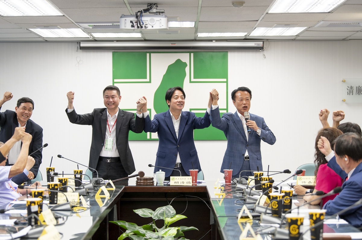 全國嘉義旅外同鄉會重要幹部17日群聚民進黨中央黨部表達挺賴清德態度 圖：民進黨提供