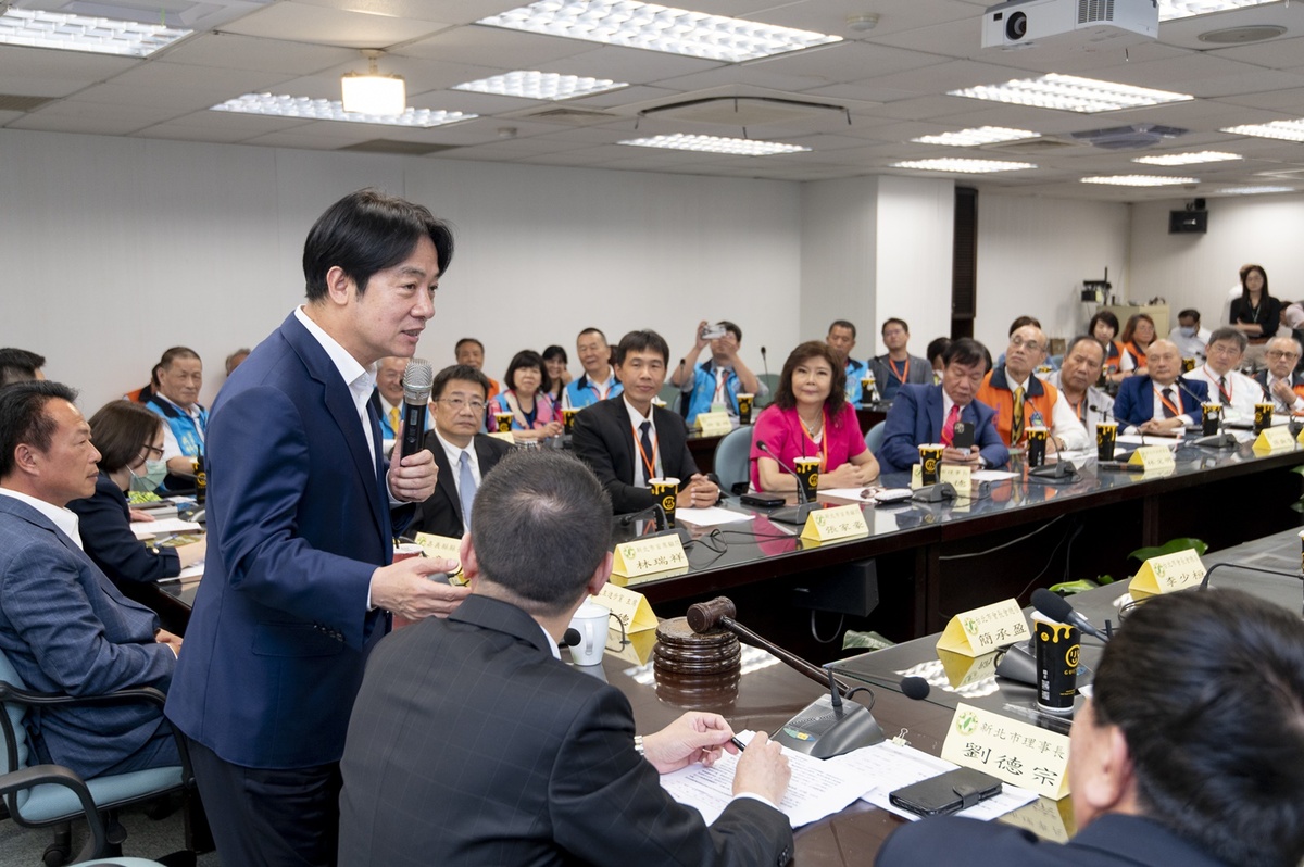 全國嘉義旅外同鄉會重要幹部17日群聚民進黨中央黨部表達挺賴清德態度 圖：民進黨提供