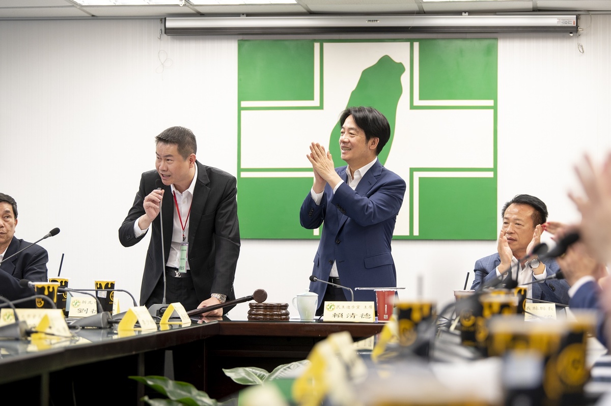 全國嘉義旅外同鄉會重要幹部17日群聚民進黨中央黨部表達挺賴清德態度 圖：民進黨提供