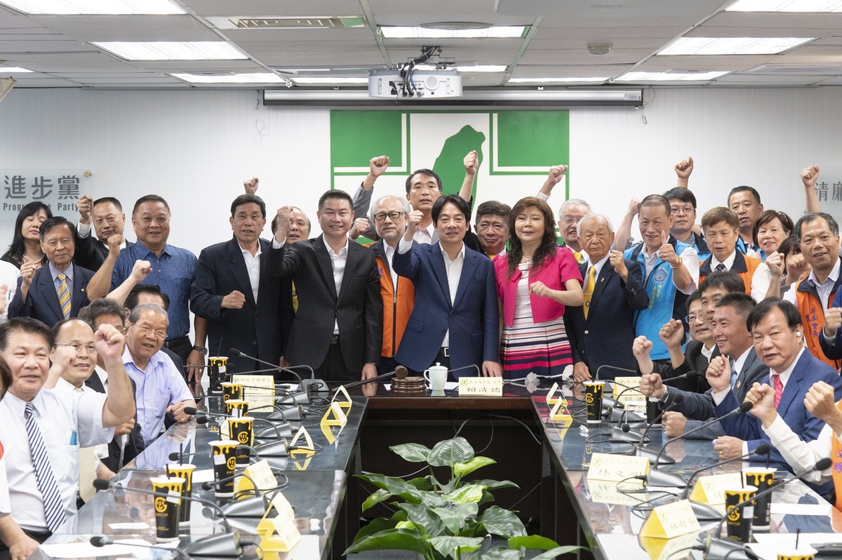 全國嘉義旅外同鄉會重要幹部17日群聚民進黨中央黨部表達挺賴清德態度 圖：民進黨提供