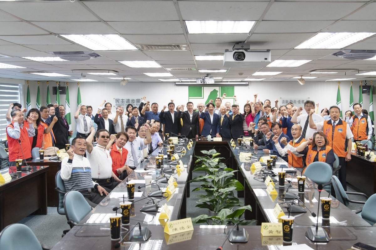 全國嘉義旅外同鄉會重要幹部17日群聚民進黨中央黨部表達挺賴清德態度 圖：民進黨提供