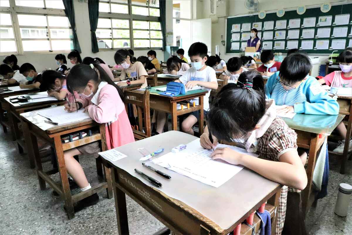 中年級硬筆書法比賽現場，選手正聚精會神比賽。 圖：新北市教育局提供