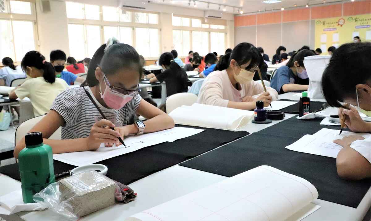 高年級軟筆書法比賽現場，選手正聚精會神比賽。 圖：新北市教育局提供