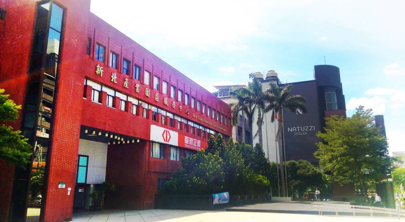 新北市一名越南女大生在工作的烘培工廠遭兩公尺高烘培架砸傷命危，送醫仍不治。 圖：翻攝新北產業園區服務中心官網