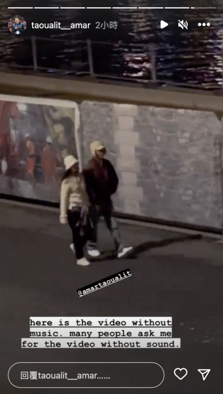 兩人手牽手走在巴黎河畔，Jennie不時蹦蹦跳跳，V則是壓低帽緣，深怕被認出。 圖：翻攝自IG＠taoualit__amar