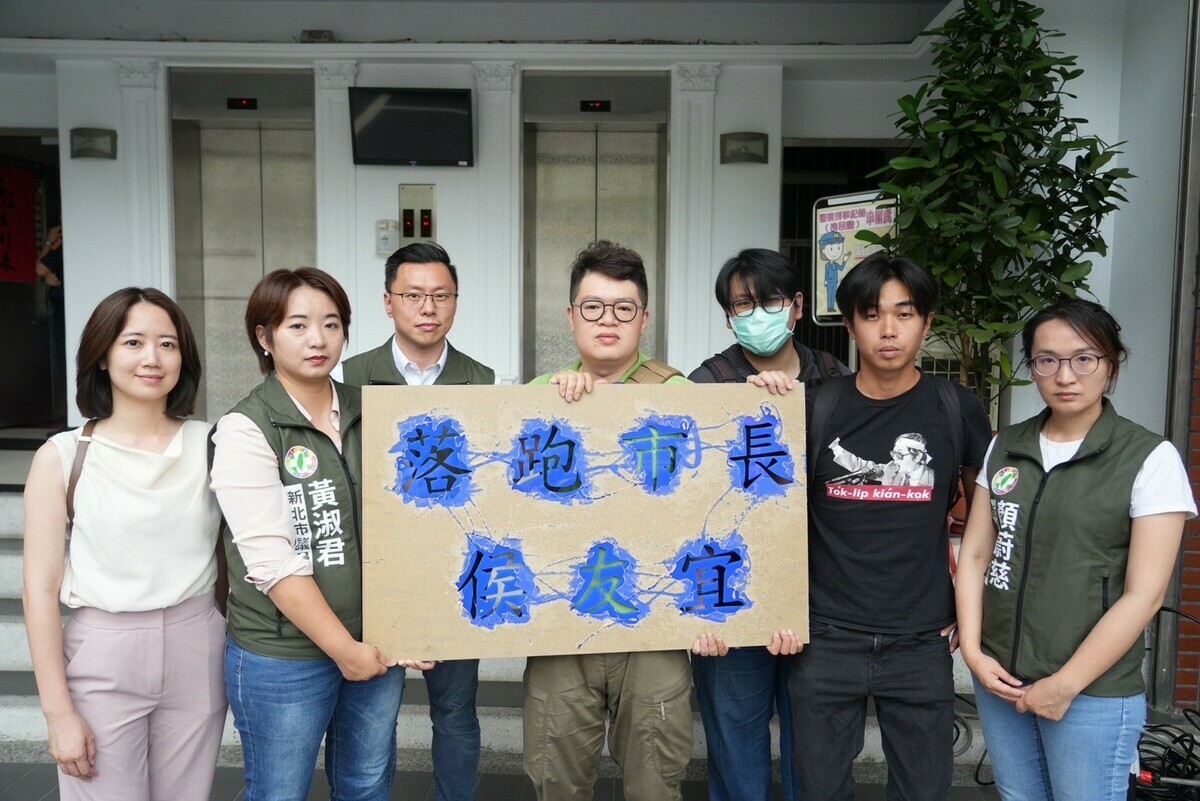 新北市議員顏蔚慈、林秉宥、黃淑君、翁震州、戴瑋姍前往海山分局了解狀況後放人。 圖：公投護台灣聯盟提供