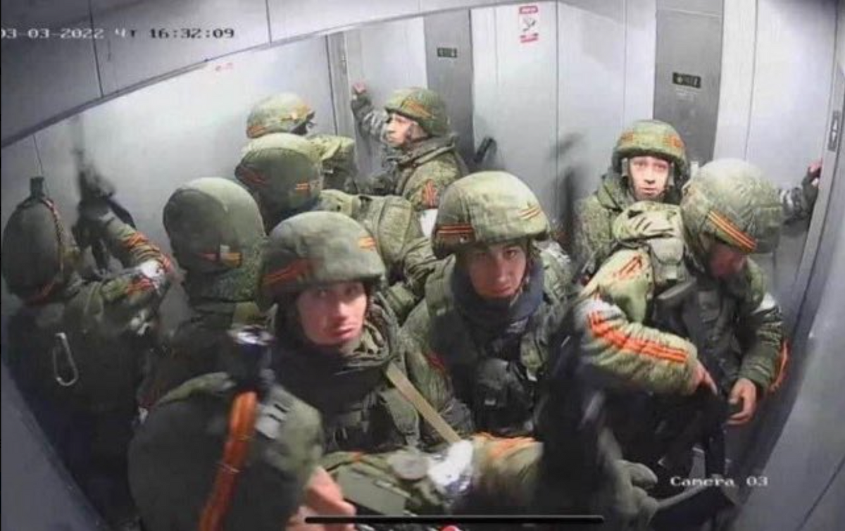 一群俄軍試圖透過搭乘電梯到達一棟烏克蘭辦公樓的屋頂，一名大樓員工斷開電梯的電源，使電梯無法運行。被困在電梯中的俄軍，紛紛露出錯愕的神情。 圖：翻攝自Igor Kyivskyi推特