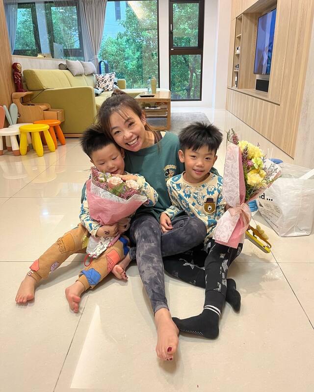 YouTuber蔡阿嘎和老婆二伯結婚後，陸續生下兒子蔡桃貴、蔡波能。 圖：翻攝自FB/嘎嫂二伯