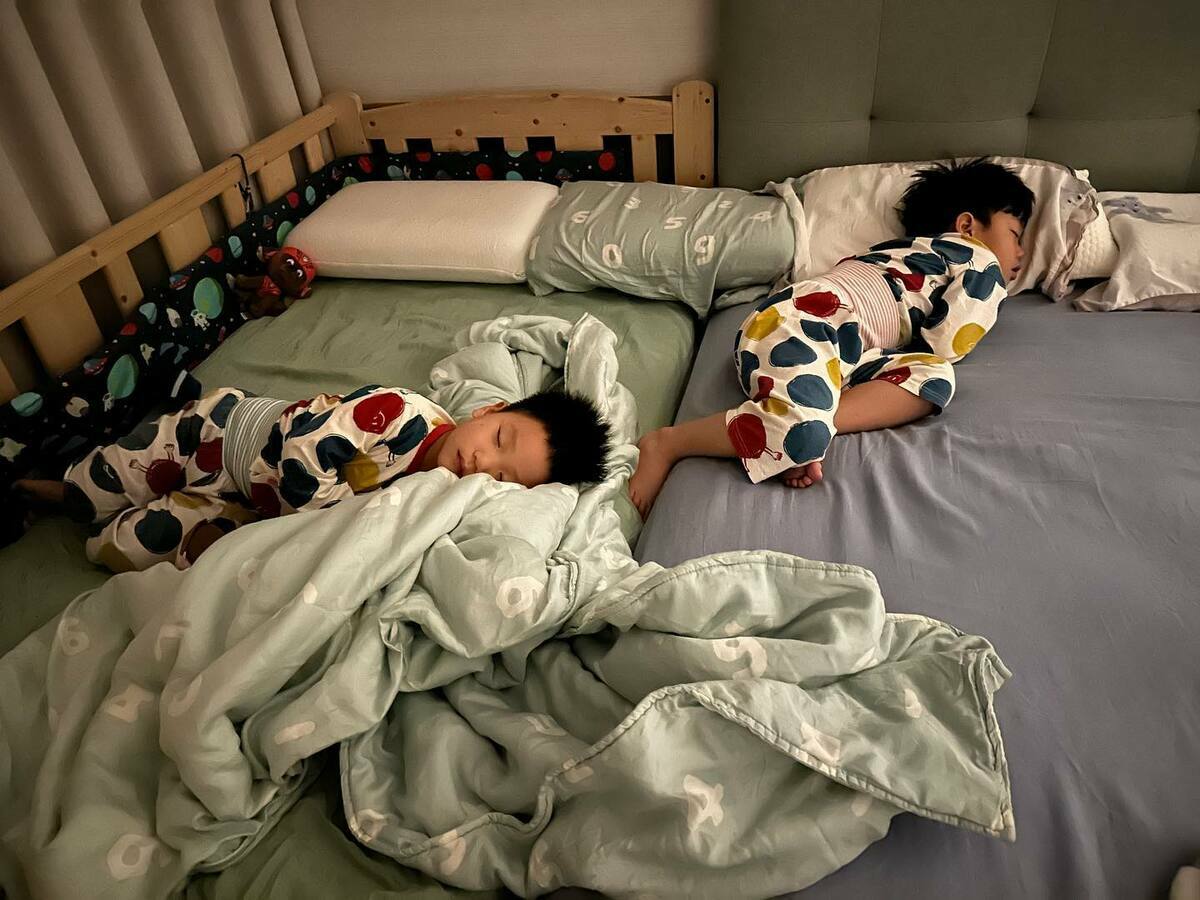 最近二伯發現，兩個小孩好像都過了淺眠時期，讓她豁然開朗。 圖：翻攝自FB/嘎嫂二伯