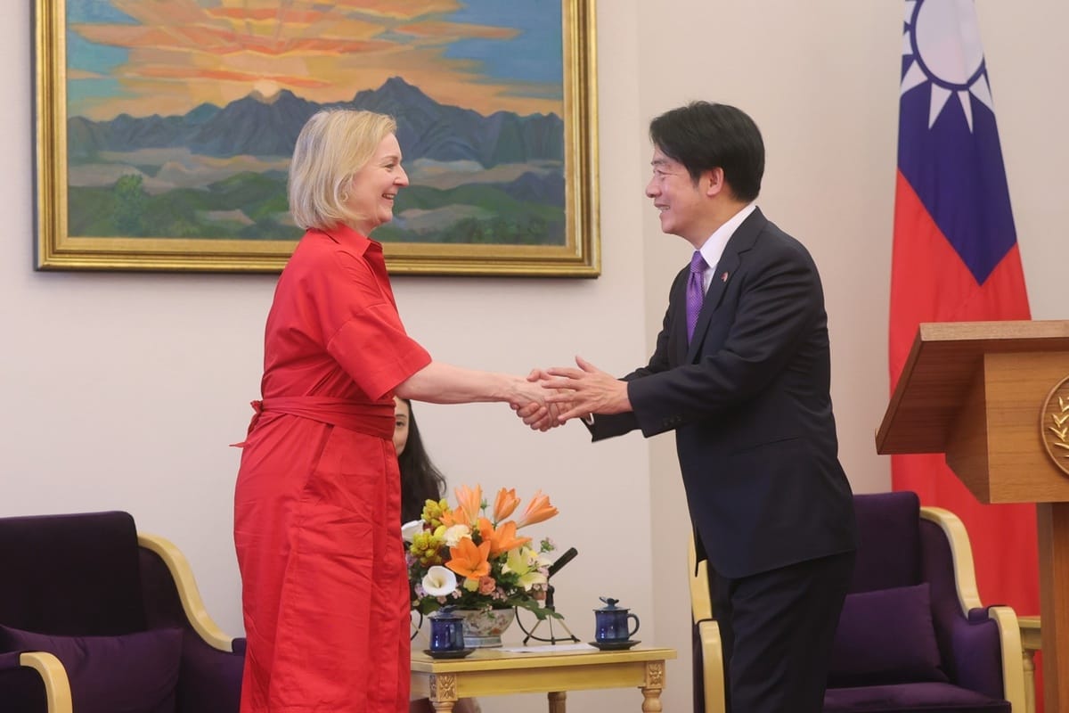 副總統賴清德(右)18日上午接見英國前首相特拉斯。 圖：總統府/提供