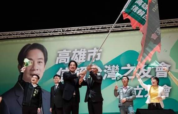 賴清德(前排左)授旗給莊維周(前排右)。 圖：翻攝賴清德臉書
