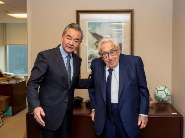 中共外交事務總管王毅(左)拜會快100歲的季辛吉。(資料照片) 圖 : 翻攝自中國外交部