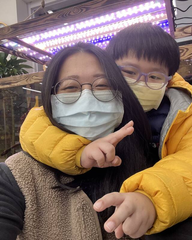 統神妻子003近日想到妙招，解決了晨晨不寫功課的問題。 圖：翻攝自FB/大幫手003