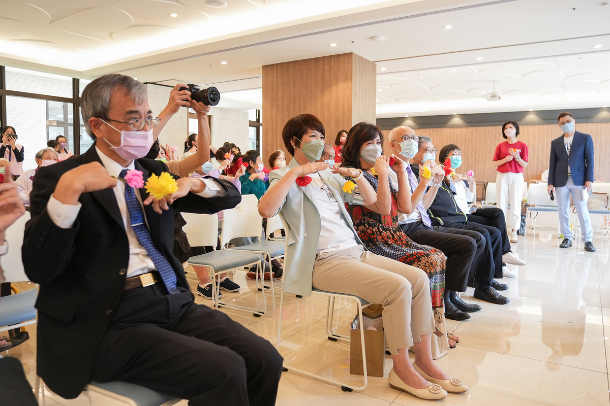 學生帶領手部花舞蹈於現場帶領律動。 圖：新北市文化局提供
