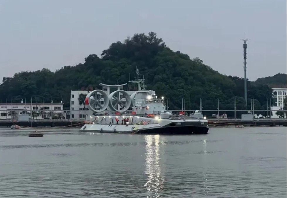 在現代登陸作戰中，氣墊登陸艇是必不可少的登陸利器。 圖：翻攝自強武堂